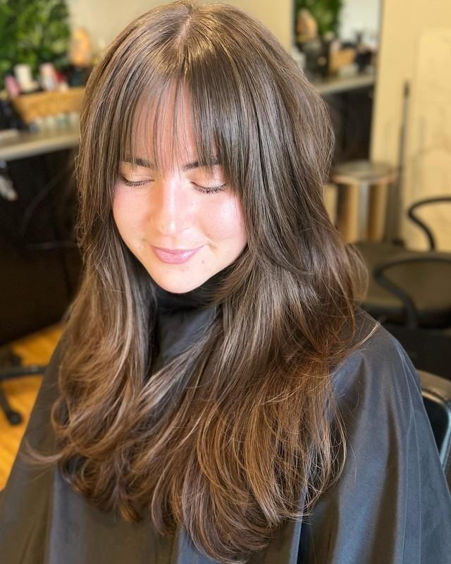 11. Soft Brunette Layers with Wispy Bangs (مدل مو بلند چتری کم پشت)