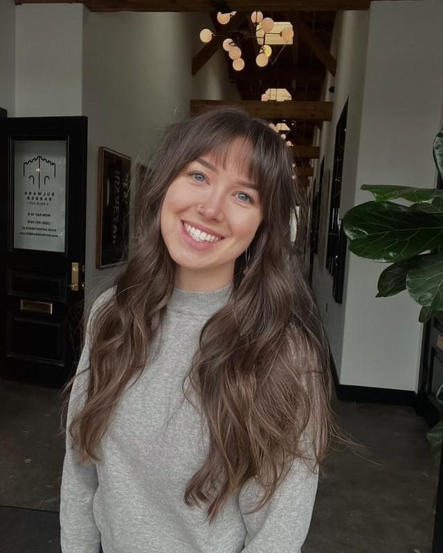 3. Chocolate Brunette with Casual Fringe (مدل مو بلند چتری کم پشت)