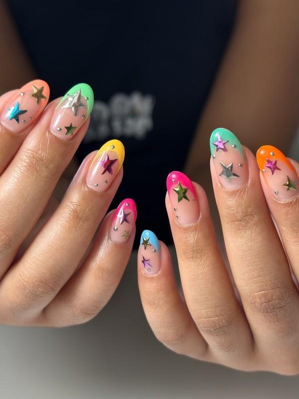 12. Rainbow Star Burst Nails (مدل ناخن رنگارنگ)