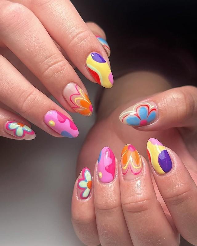 13. Psychedelic Pop Flower Nails (مدل ناخن رنگارنگ)