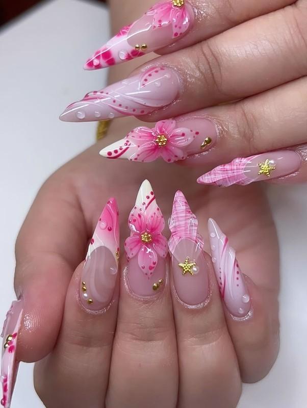 مدل ناخن پاشنه خنجری فانتزی شکوفه های صورتی