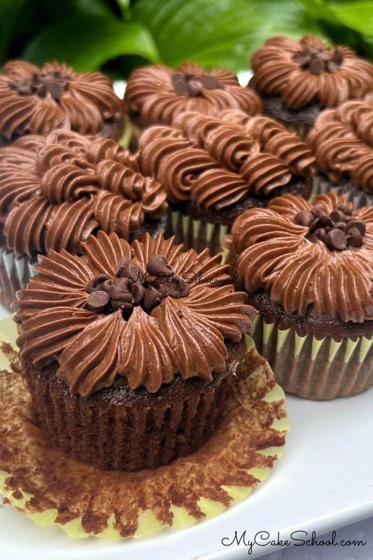 طرز تهیه کاپ کیک براونی: کاپ کیک های براونی فراستینگ دار در سینی.