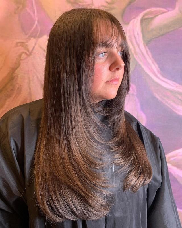 9. Sleek Espresso Layers with Wispy Bangs (مدل مو بلند چتری کم پشت)