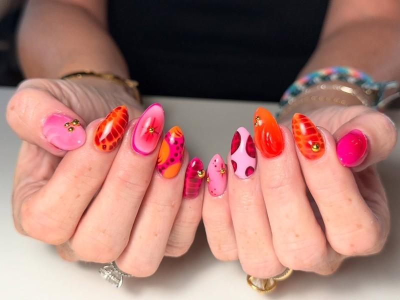 9. Fiery Pop Art Nails (مدل ناخن رنگارنگ)