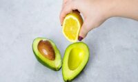 راهکارهای عملی برای جلوگیری از سیاه شدن آووکادو باز شده و حفظ تازگی آن