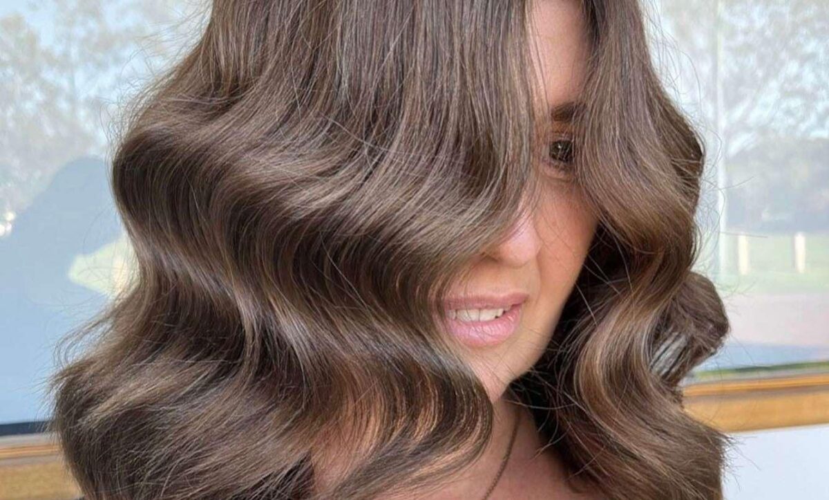 13 مدل رنگ مو قهوه ای دودی خیره کننده برای هر فصل