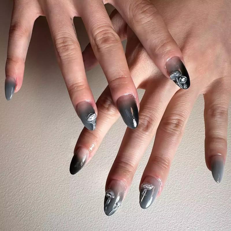 ناخن های فرنچ کروم خاکستری و مشکی با قارچ های سه بعدی نقره ای - مدل فرنچ کروم جنگل دودی.