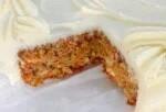 طرز تهیه کیک هویج ورقه ای، برش خورده، روی سینی کیک.