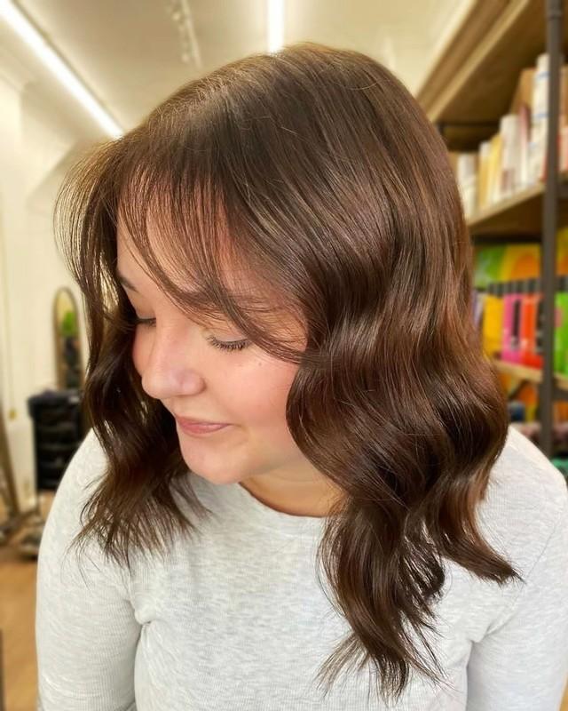 10. Glossy Brunette Waves with Sheer Bangs (Wispy Bangs For Wavy Hair) - چتری نرم موی موج دار