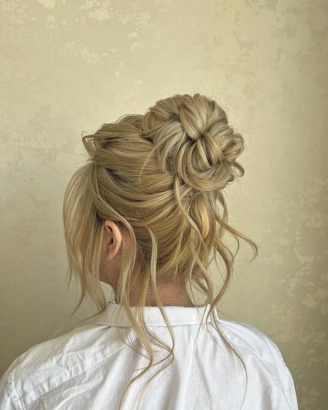 مدل موی گوجه ای بافته شده وانیلی طلایی (شینیون گوجه ای شلخته)