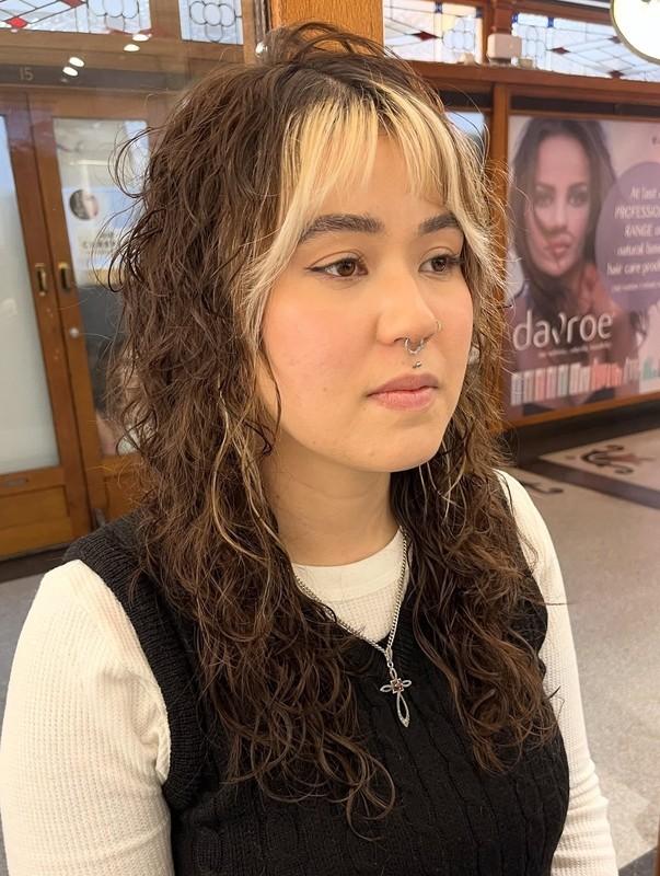 مدل موی گرگی بلند: Curly Wolf Cut with Bold Blonde Contrast