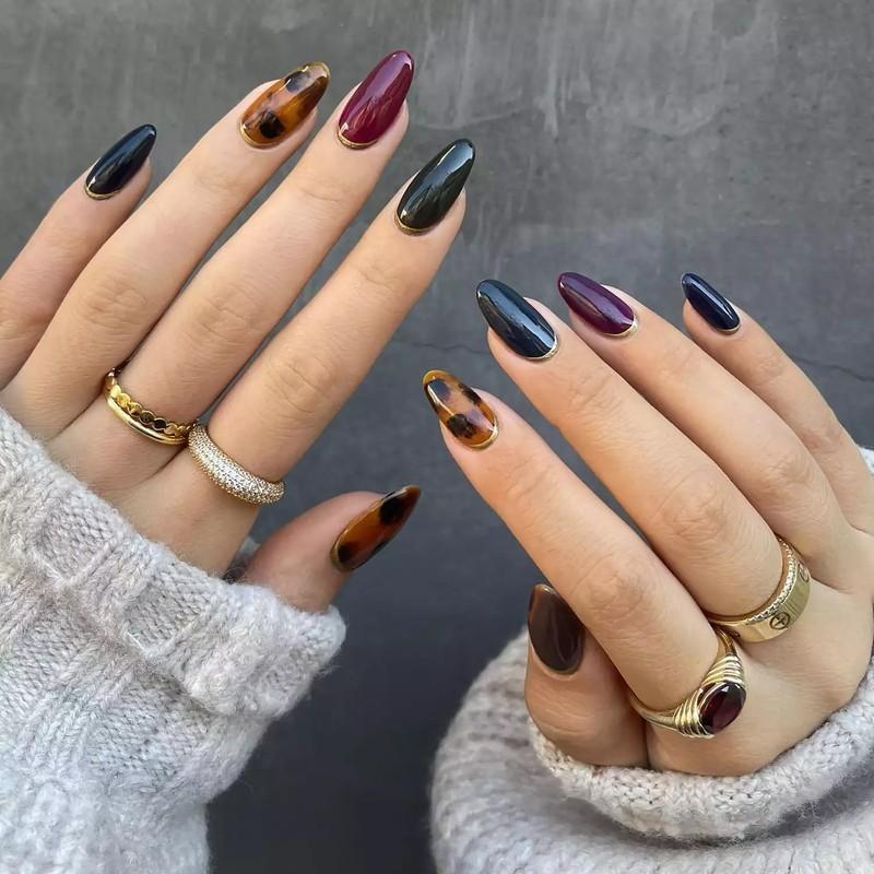 مدل ژلیش پاییزه: ناخن های زرشکی، مشکی و با طرح پلنگی