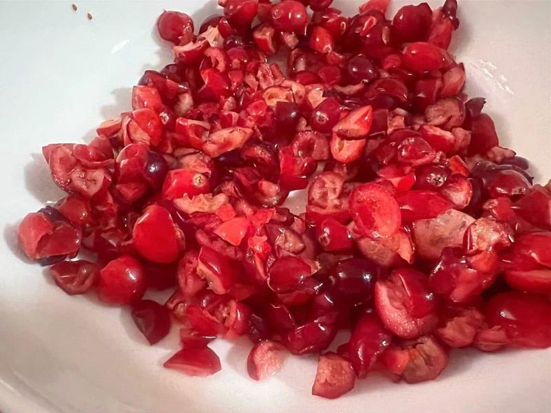 کرنبری های برش خورده برای پاند کیک پرتقال کرنبری در یک کاسه.