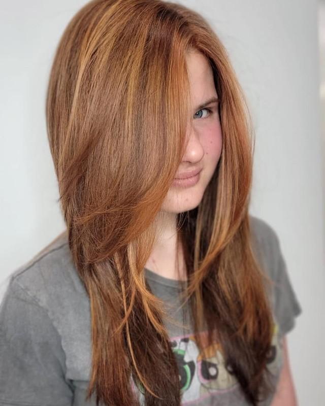مدل رنگ مو آبن: Golden Auburn Layers with Face-Framing Accents