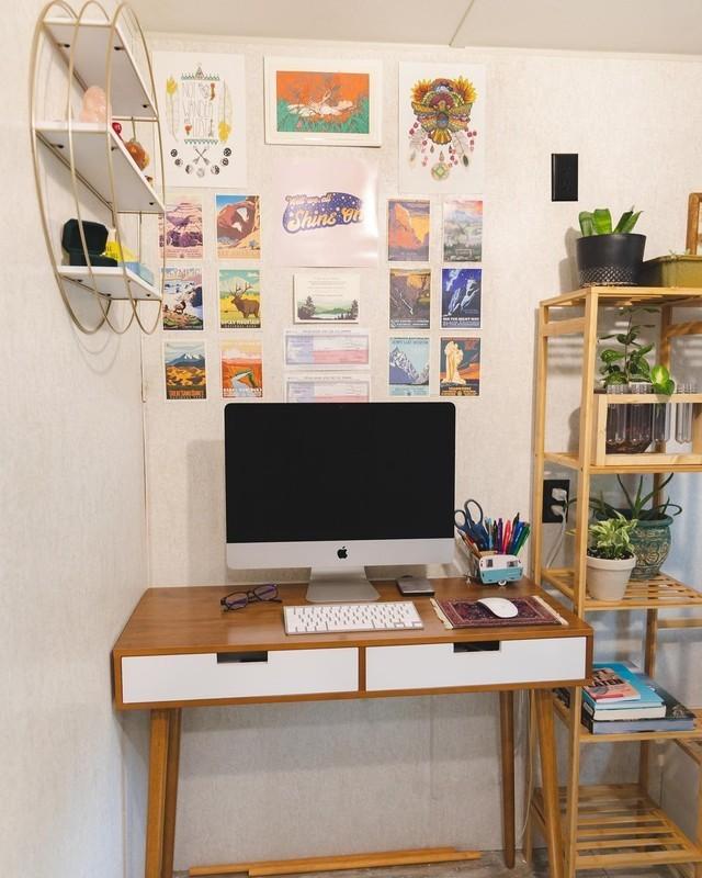 گوشه خلاقانه با چوب گرم و تزئینات گیاهی (طراحی اتاق کار کوچک)