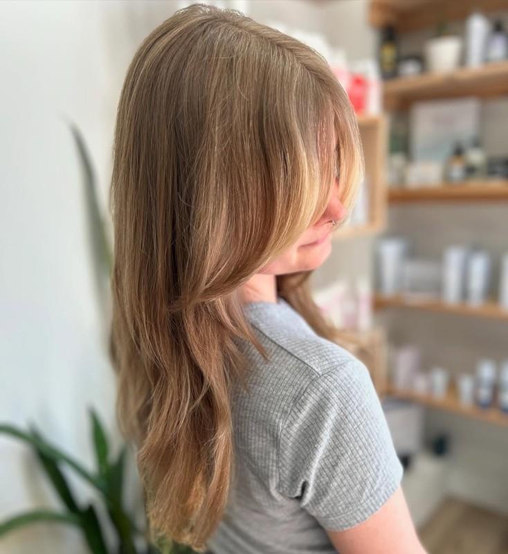 مدل موی گرگی بلند: Sandy Blonde Wolf Cut with Feathered Layers