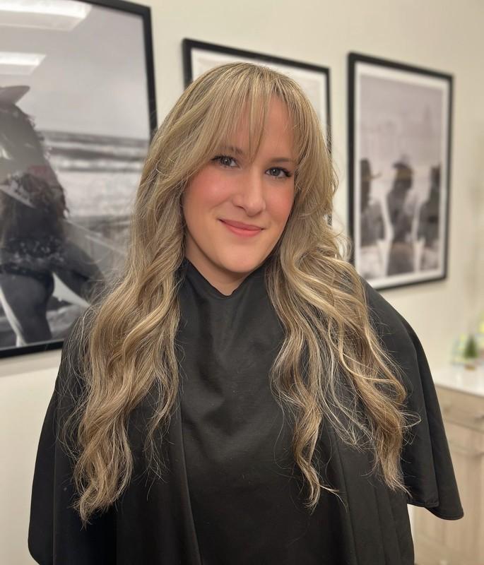 5. Ash Blonde Layers with Wispy Face Frame (Wispy Bangs For Wavy Hair) - چتری نرم موی موج دار
