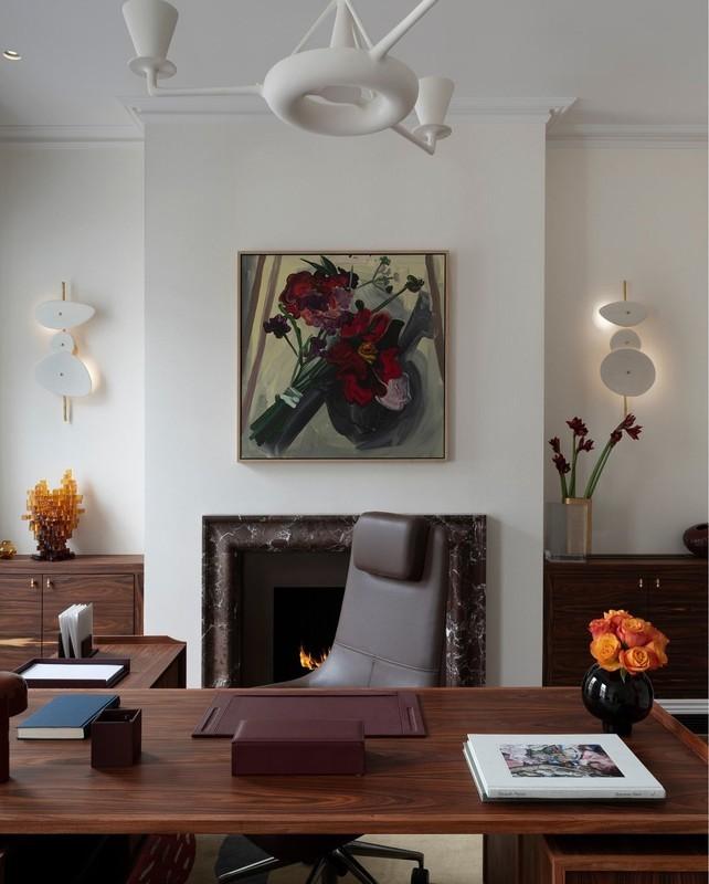 7. Classic Luxury with Modern Detailing (ایده دکوراسیون دفتر کار)