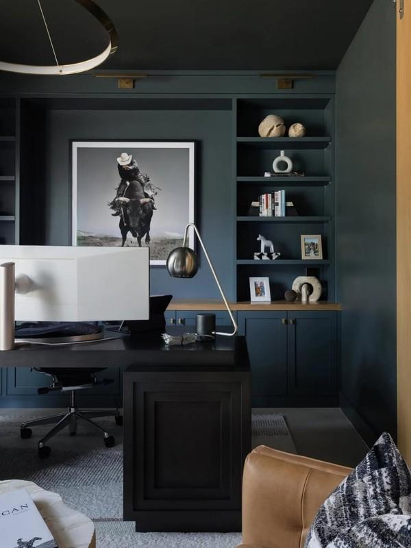 7. Midnight Blue Study with a Strong Black Desk Foundation (مدل میز کار مشکی)