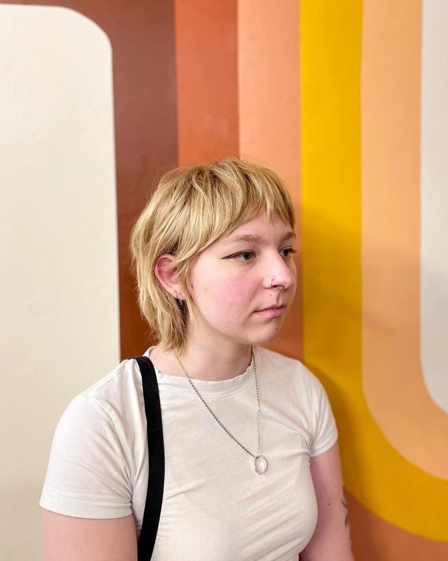 9. Feathered Blonde Shag with Short Bangs (مدل مو کوتاه چتری)