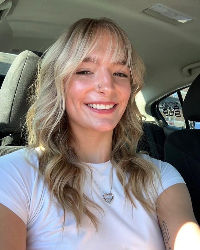 8. Golden Champagne Waves with Face-Framing Fringe (Wispy Bangs For Wavy Hair) - چتری نرم موی موج دار