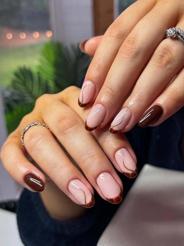 نوک فرنچ با طرح مارپیچ شکلاتی (مدل ناخن پاییزی)