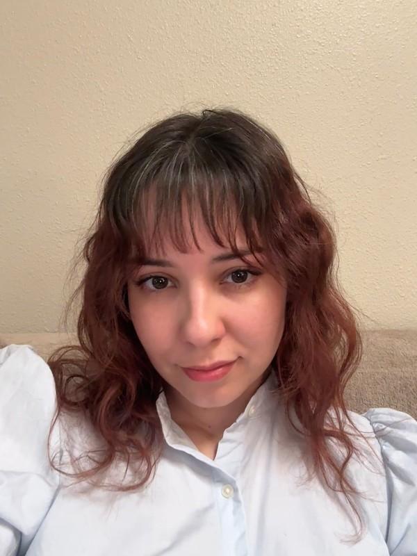 15. Soft Auburn Waves with Textured Wispy Fringe (Wispy Bangs For Wavy Hair) - چتری نرم موی موج دار