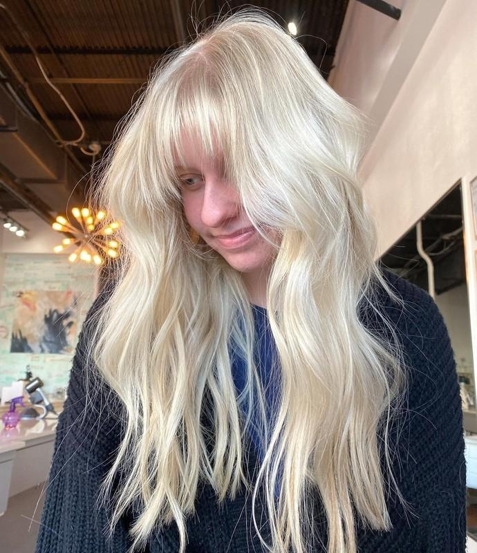 1. Soft Vanilla Blonde Waves with Wispy Fringe (Wispy Bangs For Wavy Hair) - چتری نرم موی موج دار