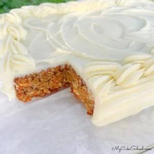 طرز تهیه کیک هویج ورقه ای، برش خورده، روی سینی کیک.