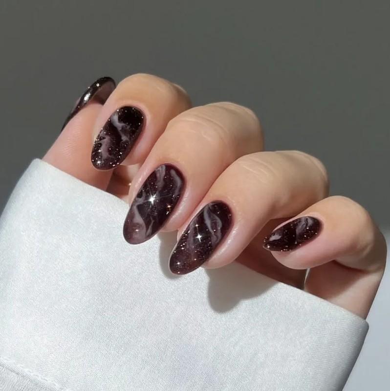 یک مانیکور مخملی با پیچ و تاب شکلاتی - ناخن مخملی تیره