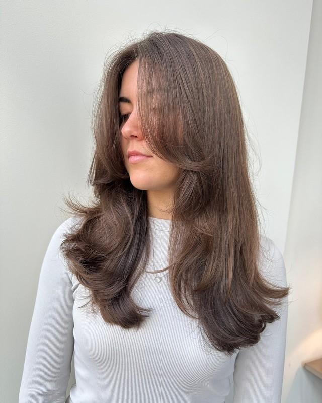 کات حجیم قهوه ای دودی با چتری های پرده ای هوادار - مدل موی بلند چتری پرده ای