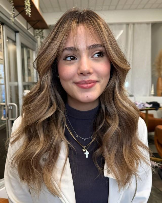 12. Caramel Ribbon Balayage with Wispy Fringe (Wispy Bangs For Wavy Hair) - چتری نرم موی موج دار