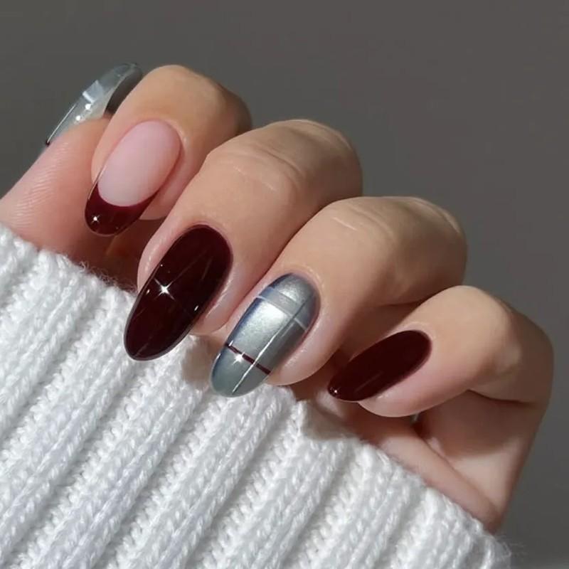 مدل ناخن چهارخانه مخملی با فرنچ نوک شرابی.