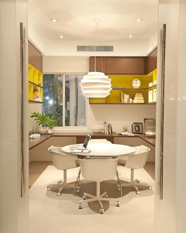 1. Mid-Century Minimal with a Burst of Sunshine (ایده دکوراسیون دفتر کار)