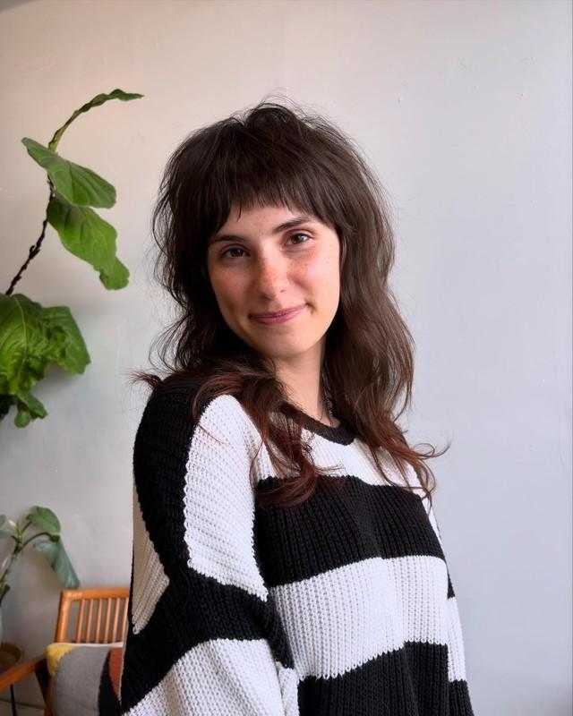 شگ موکای تیره با چتری های خرد (مدل موی زنانه تیغ خورده)