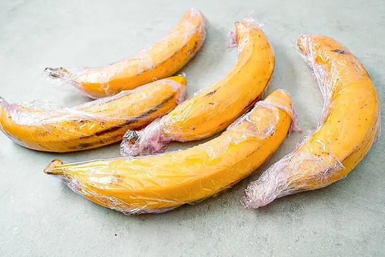 روش نگهداری موز: پیچیدن موز با سلفون