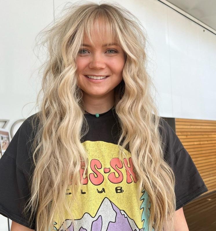 3. Golden Beach Waves with Lived-In Fringe (Wispy Bangs For Wavy Hair) - چتری نرم موی موج دار