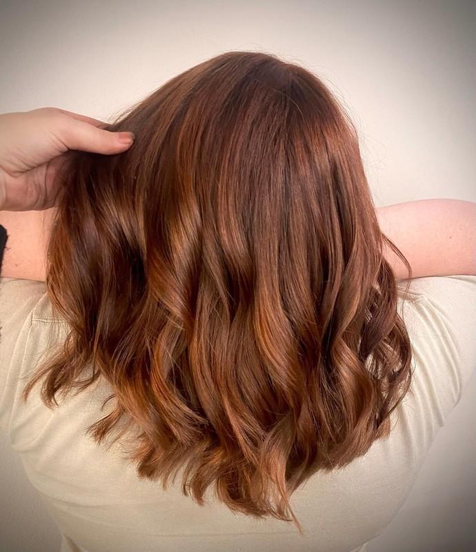 مدل رنگ مو آبن: Rich Chestnut-Auburn Wavy Bob