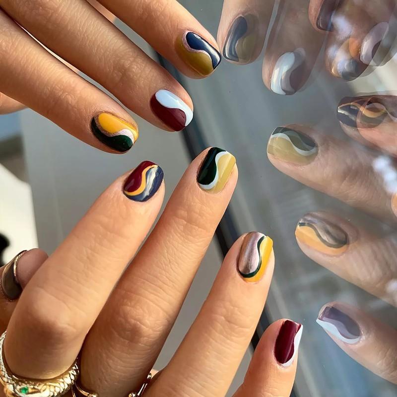 مدل ژلیش پاییزه: ناخن های پیچ دار سیاه، زرد، سفید و زرشکی