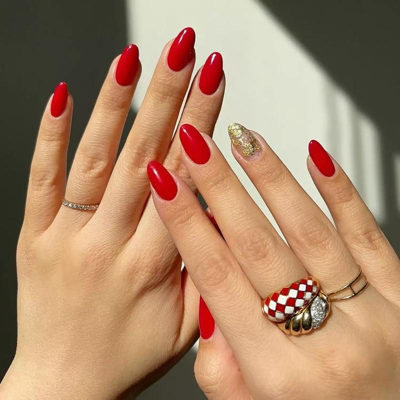 مدل ژلیش پاییزه: مانیکور قرمز و پولکی طلایی