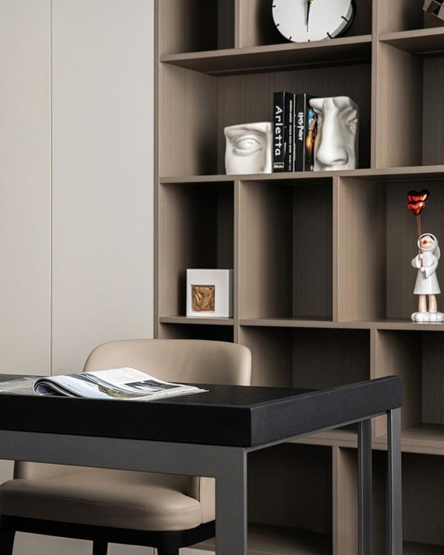 10. Soft Taupe Shelving with a Streamlined Black Desk (مدل میز کار مشکی)