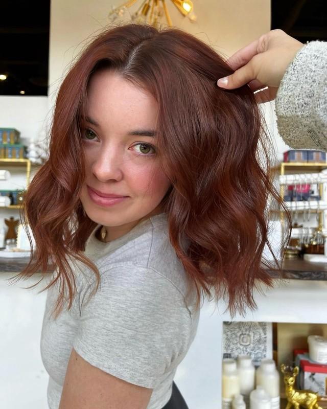 مدل رنگ مو آبن: Soft Textured Auburn Mid-Length Style