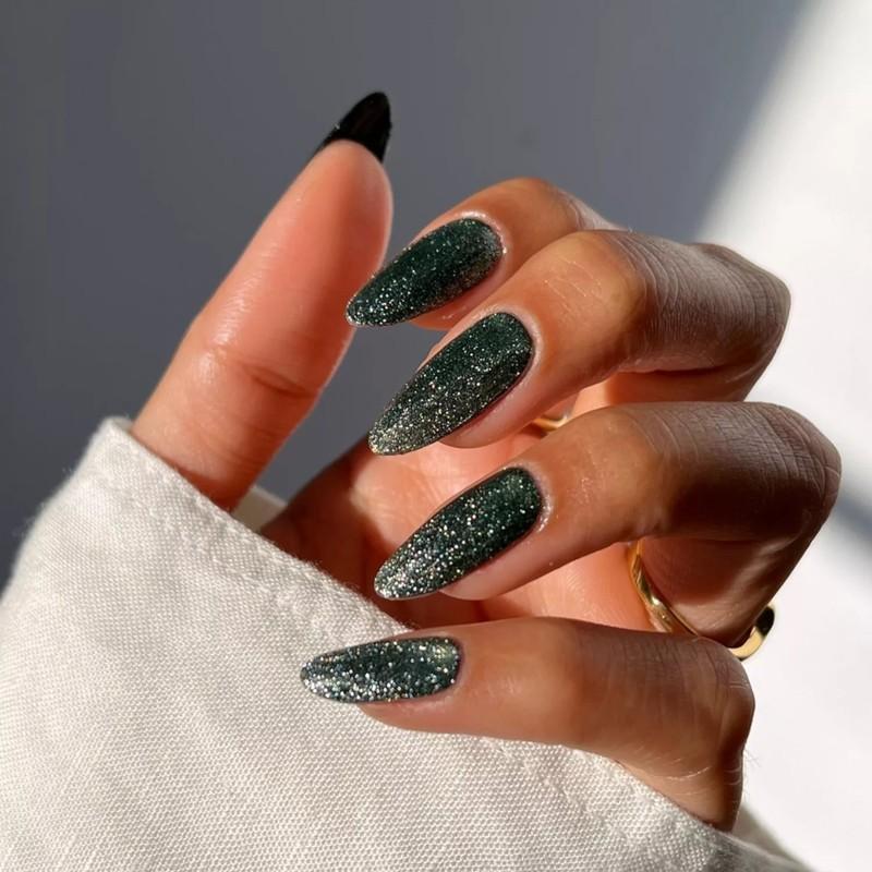 مدل ناخن کریسمس سبز تیره براق