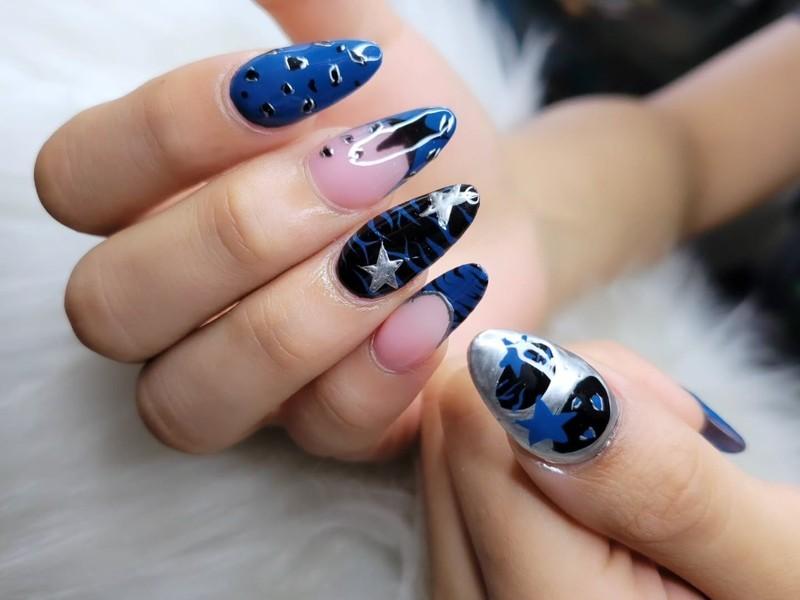 فرنچ های سیاه و آبی با طرح ستاره (مدل ناخن مشکی آبی)