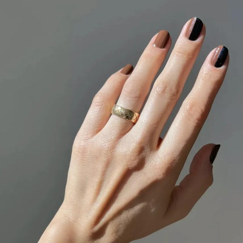 مدل ناخن نان زنجبیلی - A half-and-half brown manicure.