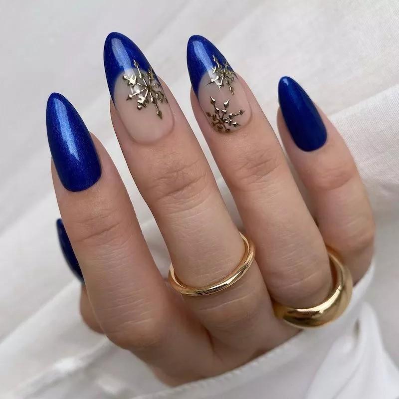 طراحی ناخن دانه برف: مانیکور آبی سلطنتی با طرح دانه برف نقره ای