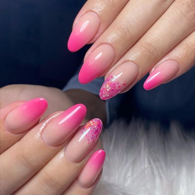 ناخن های بادامی آمبره صورتی با دیزاین اکلیلی (ایده های طراحی ناخن کریسمس)