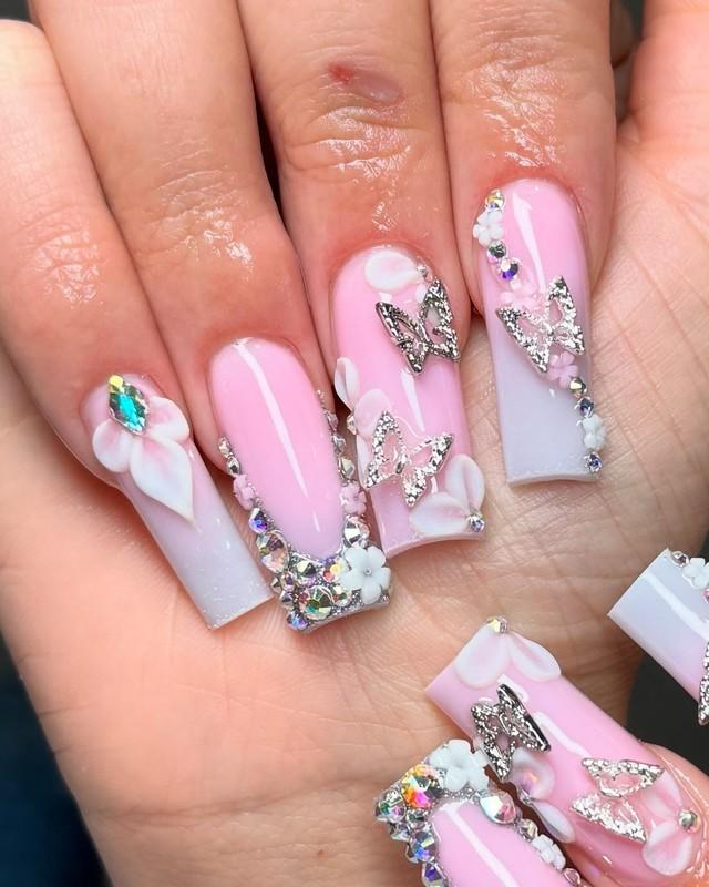 طراحی گلبرگ صورتی درخشان با پروانه های کریستالی (ایده های مدل ناخن بلند)