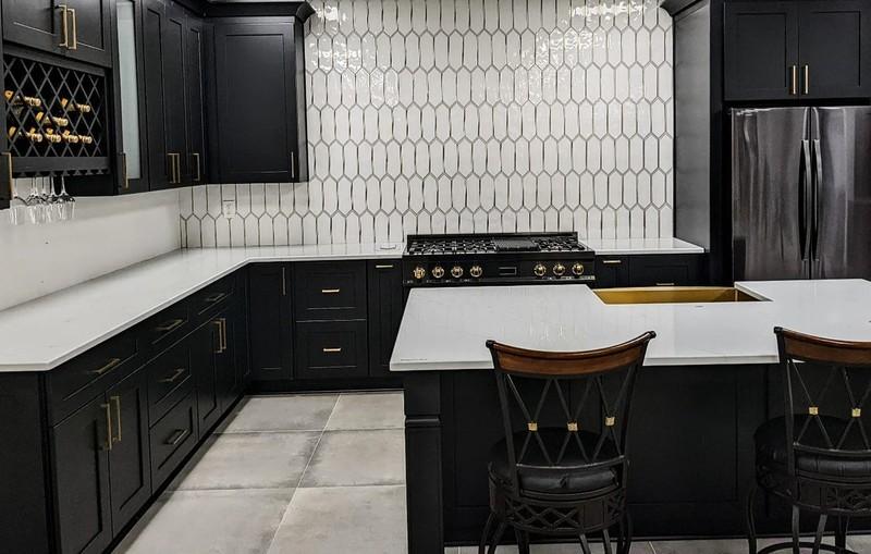 مدل بین کابینتی آشپزخانه سفید مشکی: کاشی سفید کشیده با کابینت های مشکی مات