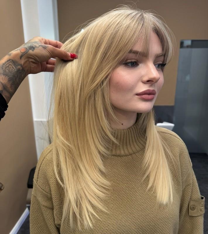 لایه های صاف بلوند کره ای با چتری پرده ای (انواع مدل موی صاف شیک)
